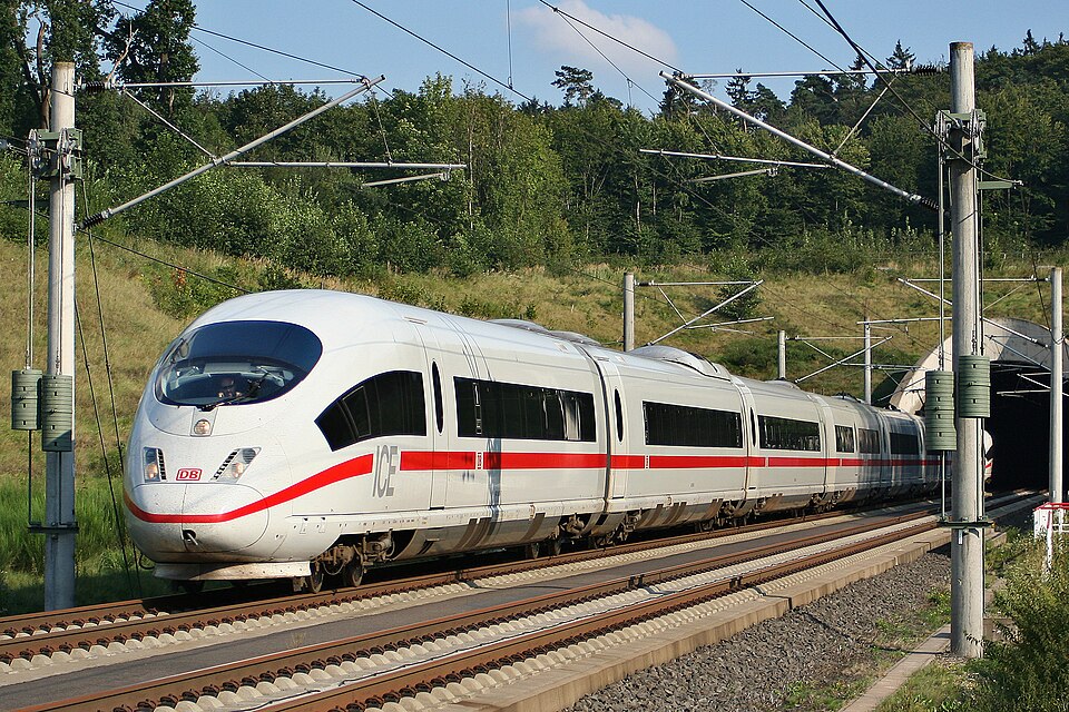 ICE 3 auf der Strecke - moderner deutscher Zugbetrieb